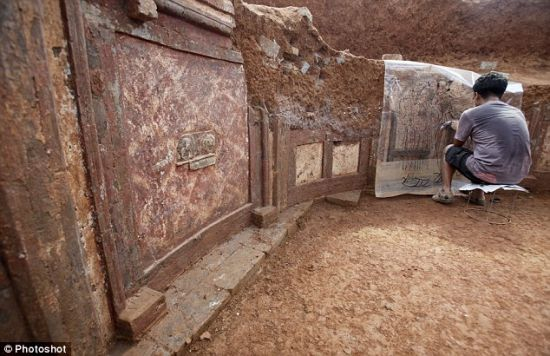 工作严谨：考古学家希望他们的探索和随后进行的研究有助于揭开墓穴主人的真相。