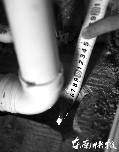 卫生间楼板被凿空，透过小洞可看到楼下