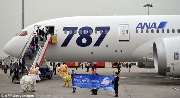 香港机场，航空公司用舞狮表演欢迎“梦想客机”的首批乘客