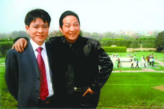 “大师”王林的徒弟邹勇与其在印度首都新德里合影留念。（图片来源：网络）