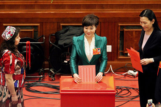 　　2013年3月11日，全国政协十二届一次会议第四次全体会议在人民大会堂召开，身为政协委员的叶迎春参与投票。