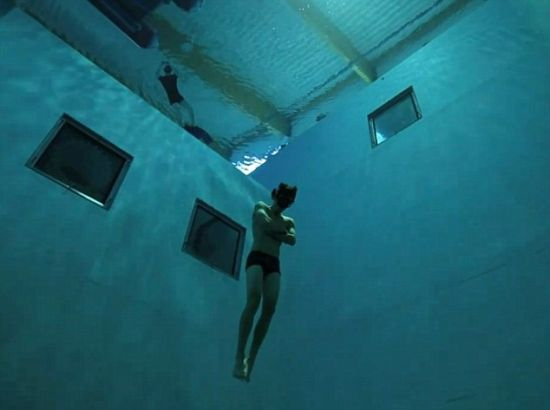 “NEMO 33”游泳池中蓄有250万升未经消毒的泉水。