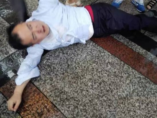 泛亚董事长被上海投资者堵截 并送往浦东警方，现场图