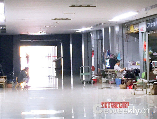 皮革城已经人去楼空，只有靠近正门的位置还有两位商铺租客。 《中国经济周刊》记者 劳佳迪 摄