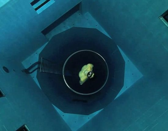 “NEMO 33”游泳池通常主要为配戴水下呼吸器的潜水员提供深度潜水训练场地。