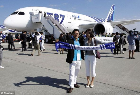 东京成田机场，乘客们站在全日空航空公司的787“梦想客机”前合影留念