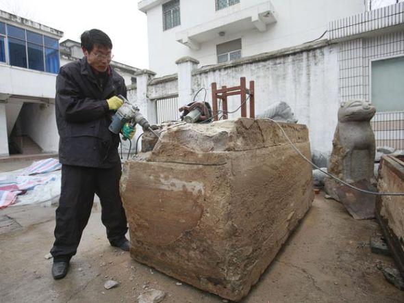 江苏出土700年前明朝贵妇干尸五官保存完好(图)_手机新浪网