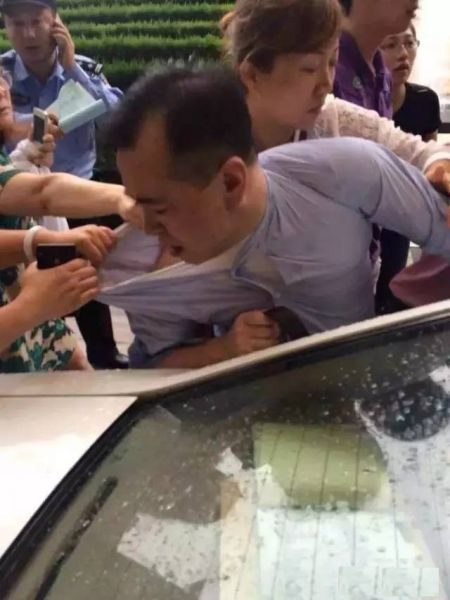 泛亚董事长被上海投资者堵截 并送往浦东警方，现场图