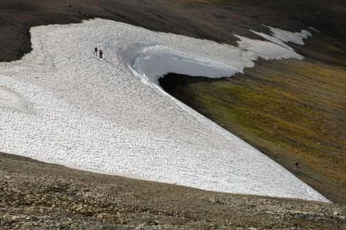 　　加拿大西北地区塞尔维恩山脉的亚北极冰区。这些冰层不仅是独一无二的考古宝藏所在，而且还保留着数千年来不断积累起来的生物样品。