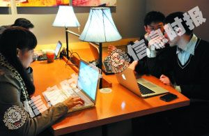 　　草根微博“热电影”的三位年轻人常在咖啡厅就开始了他们的工作，如今他们拥有超过20万的粉丝。信息时报记者 黄亦民 摄