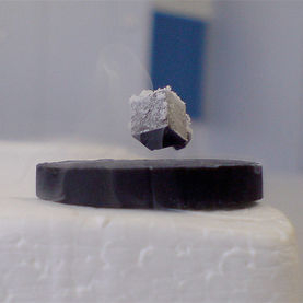 　　悬浮中的超导体：物理学家们对于超低温超导，即所谓“标准超导”背后的原理已经基本搞清，但是对于“高温超导”领域，比如室温环境下如何实现超导的原理仍然知之甚少