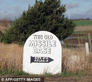 一块墓碑状的石碑，上面写有“这里是废弃的导弹基地”字样，下方就是末日避难所