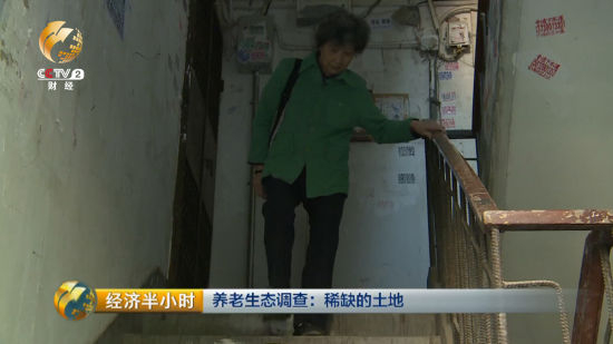 因为患了青光眼，一米之外的事物就看不清楚