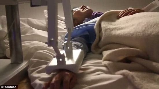 　　没有替代品，却比独自等死好得多？来自美国罗德岛的设计师陈丹设计了这个计划，目的是就伦理、人性和机器人用于照顾患者的潜在角色等问题提出疑问。