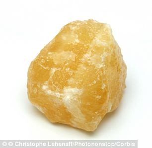 　　在蚯蚓粪便中发现的方解石颗粒。研究人员方解石颗粒能够记录形成时周围环境的温度，可用于了解地球的气候变化