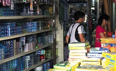 　　朝阳区东郊市场一家日用杂货批发店，销售人员（右）在隐蔽处取出“高仿”洗发水卖给记者。新京报记者近日走访发现大量“高仿”日用品充斥市场。