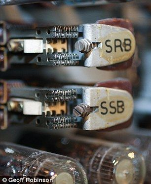 “WITCH”采用828个十进计数管，480个继电器和大量纸带记录器，现保存在国家计算博物馆