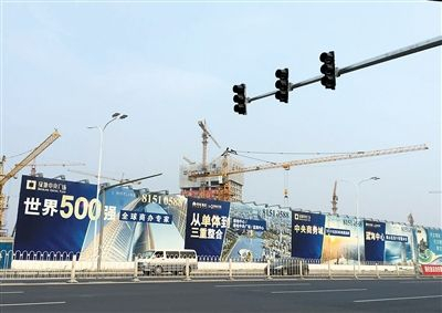 　　绿地中央广场、新北京中心、保利大都汇等项目的商住产品，都计划在6月、7月推售。见习记者 孔炩杰 摄