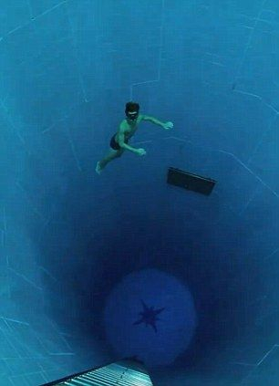 镜头显示，内里正在慢慢接近世界最深游泳池的底部。