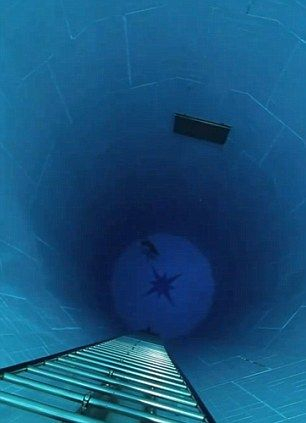 内里自由潜入到游泳池底部。