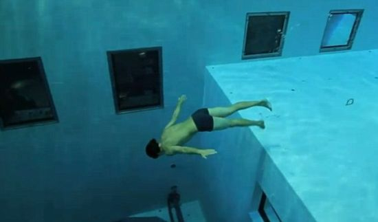 　　法国自由潜水员纪尧姆-内里未借助任何呼吸装备，自由潜入到世界最深游泳池的底部，深度达惊人的33米。