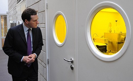 　　英国财政大臣乔治-欧斯本造访研究石墨烯的曼彻斯特大学实验室。他表示政府拿出5000万英镑，帮助研发基于这种新材料的技术