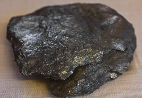 石墨烯立基于石墨，厚度极小，300万片石墨烯堆叠在一起的厚度也不过1毫米