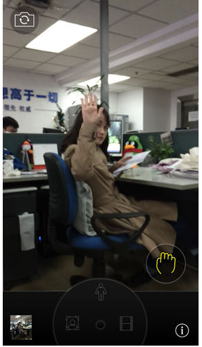 　　CamMe在初期的版本里，仅能针对前置摄像头做手势识别，在实际的应用体验中，最新的版本已经有所改良，除了添加了后置摄像头的手势识别外，还添加了更多趣味的滤镜效果。