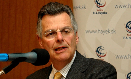 故事另一位主角、诺贝尔经济学奖得主、金融宗师斯科尔斯