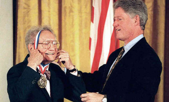 经济学巨匠保罗-萨缪尔森，图为当时的美国总统克林顿给他授勋。