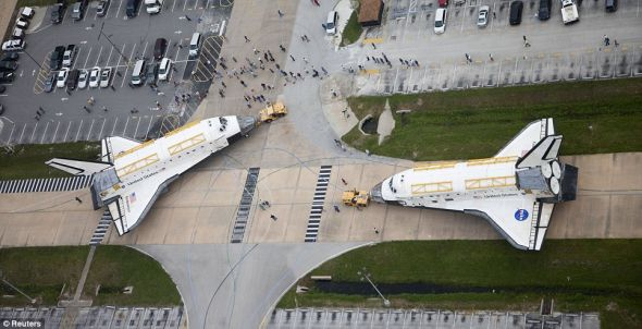 　　发现号（右侧）正被拖向奋进号，在完成拆解和整理工作后它们将各奔东西，而另一架退役的航天飞机亚特兰蒂斯号则将留在肯尼迪航天中心供展览之用