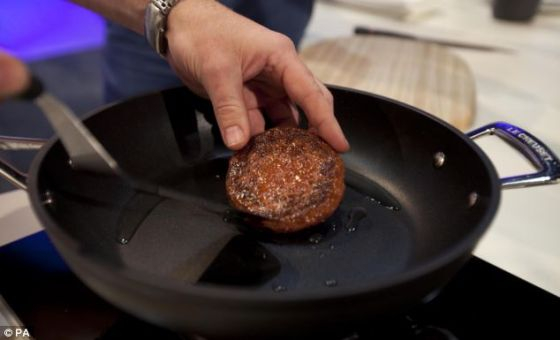 　　人造牛肉利用红色甜菜根汁和藏红花上色。鲁特兹勒表示尽管添加了很多调料，试管汉堡还是应该再加点盐和胡椒粉