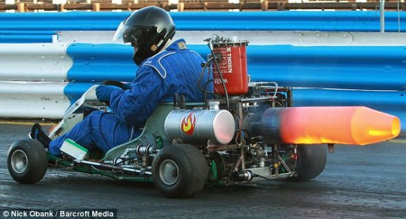 　　英国电脑工程师阿德里安-班尼特制造的喷气动力卡丁车，加力燃烧室的温度可达到1000摄氏度。班尼特认为这辆卡丁车的时速能够超过100英里（约合每小时160公里）