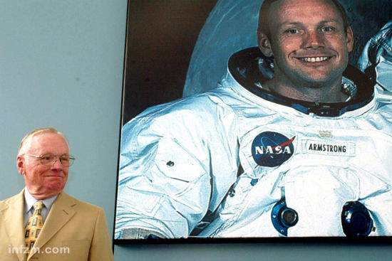 　　美国宇航员尼尔·阿姆斯特朗。当地时间2012年8月25日，首位登上月球的美国前宇航员尼尔·阿姆斯特朗因罹患心血管手术术后并发症逝世，享年82岁