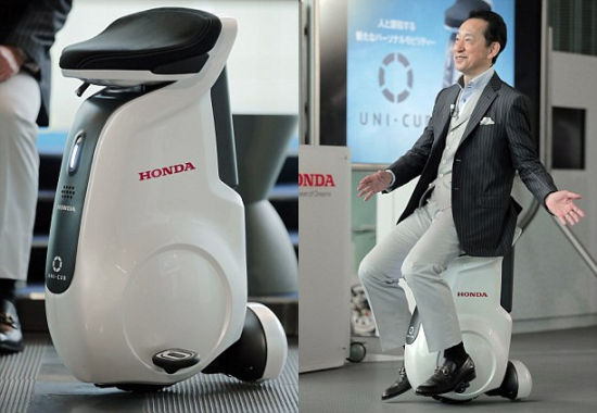 　　Uni-Cub的外形好似一个飘浮的汽车座椅，无需手扶，驾驶者只需身体前倾便可驱使独轮车前行，通过左右移动身体控制转向。右侧照片中，新兴科学和创新国家博物馆馆长毛利卫体验这款电动独轮车