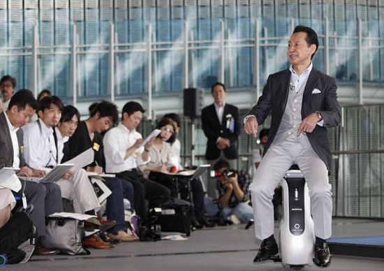 东京新兴科学和创新国家博物馆馆长，曾做过宇航员的毛利卫试驾本田的最新个人移动工具Uni-Cub