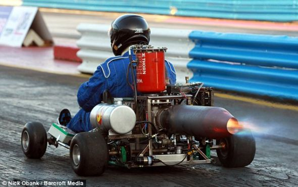 班尼特最不希望看到的是，在挑战纪录时燃料管爆裂，向外喷射燃料并起火燃烧