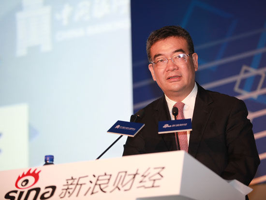 中国银行副行长朱鹤新出席会议并发表演讲