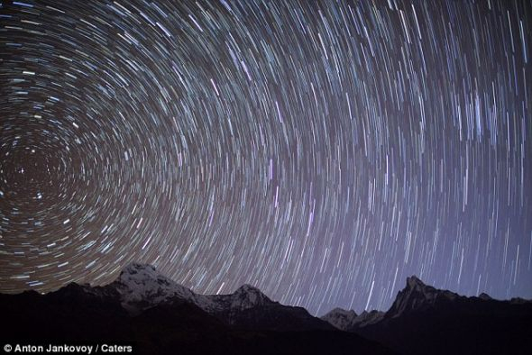 这张照片的拍摄需要长达数小时的曝光时间。图像背景中可以看到安纳布纳尔南峰和西温楚立峰