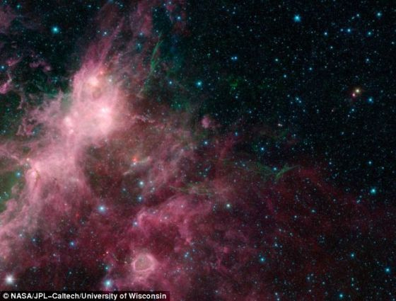 　　一颗发生超新星爆炸的恒星残余向外喷射海草状细丝结构。粉红色巨浪云内正在形成大质量恒星。大质量恒星团照亮这些云，图像底部附近的一个“气泡”由大质量恒星形成