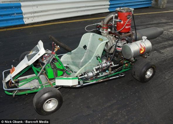 班尼特用了150个小时制造这辆卡丁车。它采用斯威策涡轮增压发动机基座，拥有120制动马力的卡丁车
