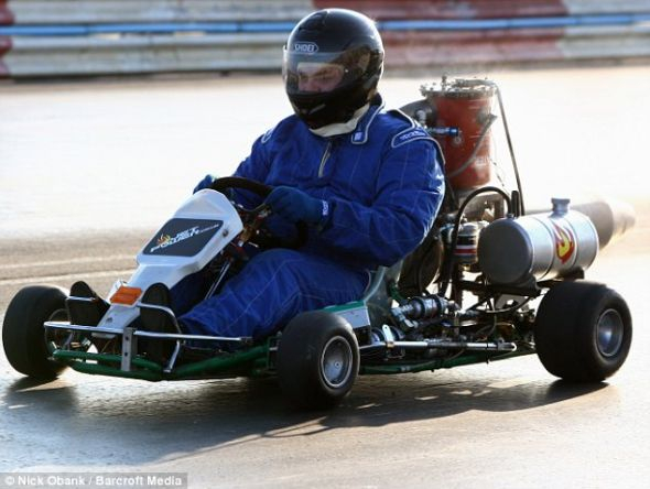 　　这辆卡丁车耗资1200英镑（约合1899美元），时速瞬间便可达到70英里（约合每小时112公里），当前的速度纪录为每小时71.34英里（约合每小时114公里）