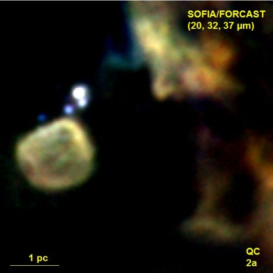 　　这是SOFIA/FORCAST中红外图像，拍摄的是五合星团，这是一个由年轻恒星组成的星群，在图像中位于左侧边缘，其距离银心大约100光年