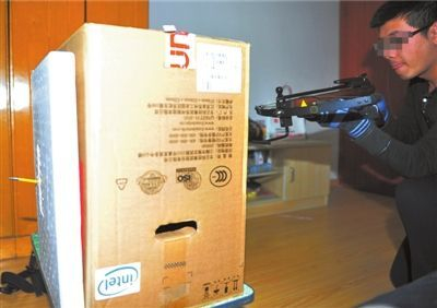 记者试验时，弩箭射穿两层泡沫板。本报记者陶冉摄