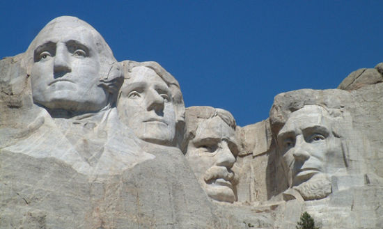美国著名的总统山雕像，其中的华盛顿、杰斐逊和林肯都是最杰出总统之一。