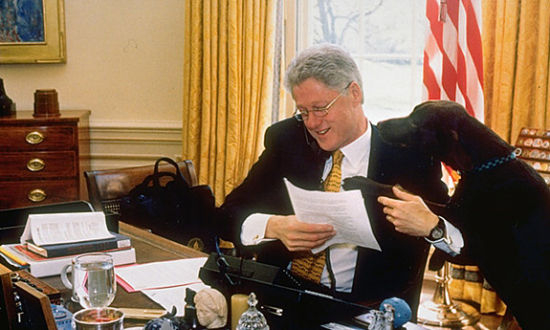 克林顿与爱犬在白宫椭圆形总统办公室