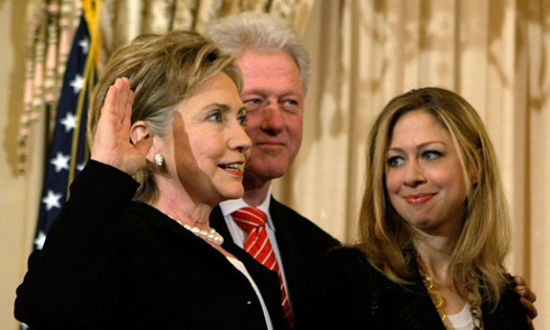 希拉里宣誓出任国务卿的历史照，如果成为总统，她的财富可名列最有钱总统排行榜前十。