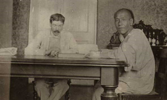 开平时代的胡佛与他的中文老师合影，他与中国的渊源颇深。