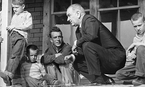 因为经历过苦日子，约翰逊当政期间最重要政策之一就是对贫困宣战。