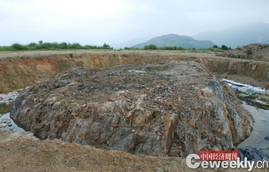 16年前挖开的观音造像地基仍是一个大坑 《中国经济周刊》记者 韩文I摄